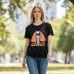 Vogue’s ‘Grace’ Graphic Tee feat. Grace Coddington à la Kiss